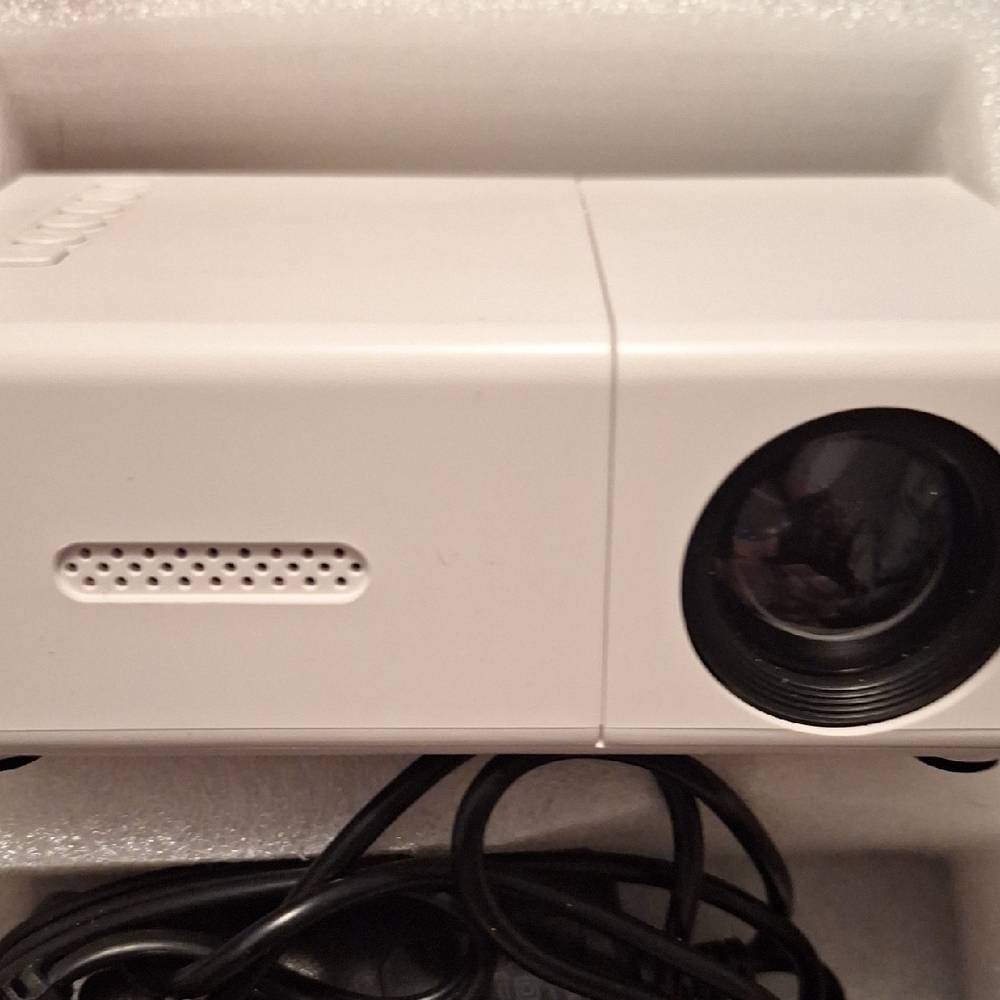 Mini LED Projector - White - Picture 2 of 8